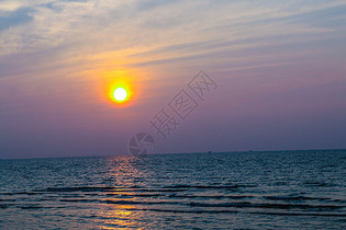 海平面的夕阳图片