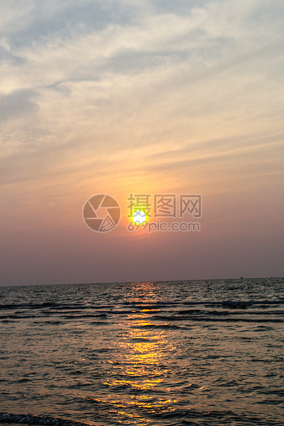 海平面的夕阳 图片