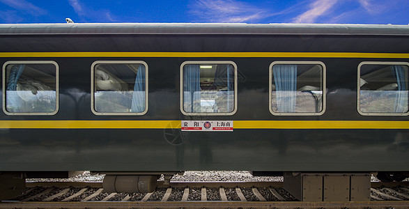 蓝色高铁动车2018春运的绿皮火车背景
