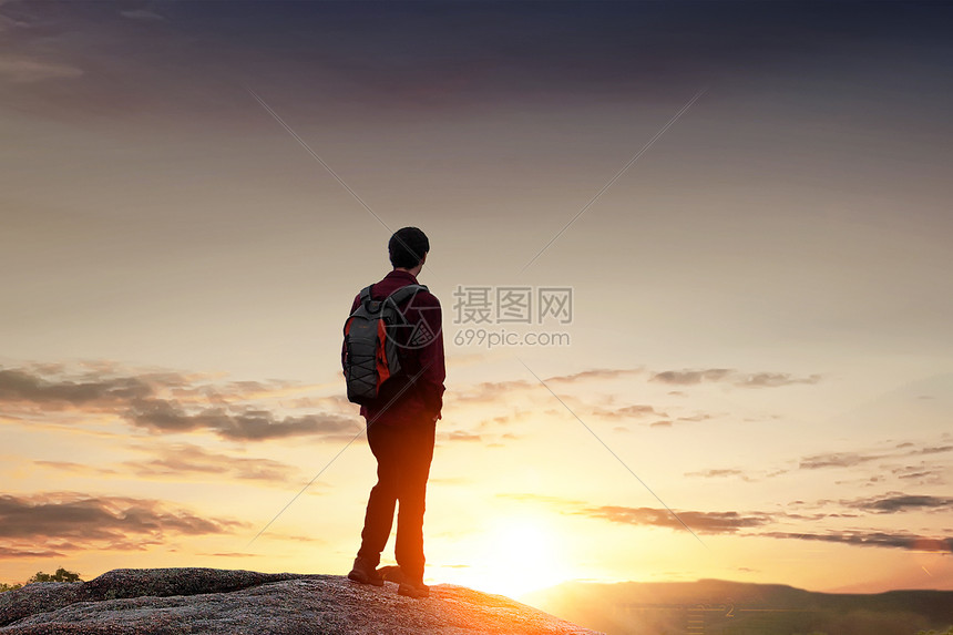 在山顶的男人图片