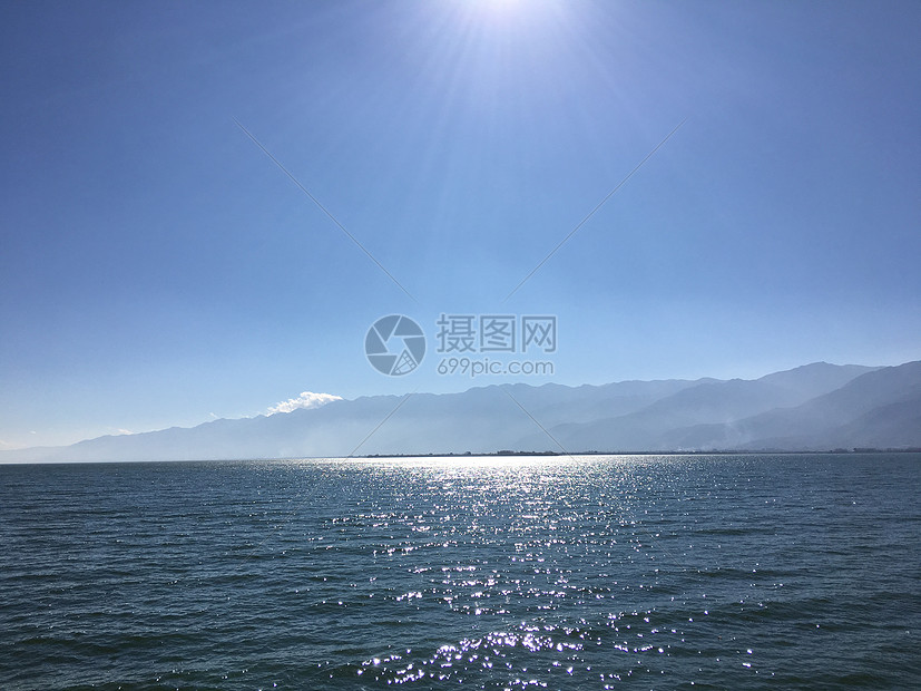 轮船上看洱海图片