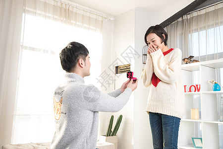 男子在家向女友求婚背景图片