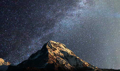 山峰星空背景图片