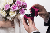 新人结婚求婚戴戒指图片