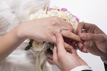 戒指和鲜花新人结婚求婚戴戒指背景