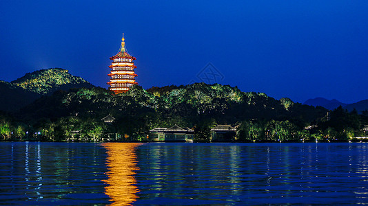 杭州西湖雷峰塔夜色中杭州西湖畔的雷峰塔背景