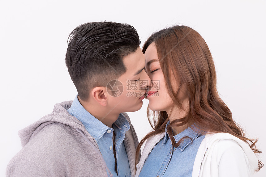 情侣拥抱亲吻接吻图片