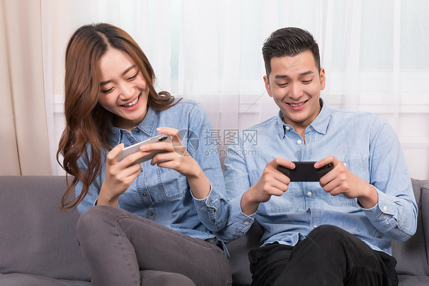情侣客厅手机玩游戏图片素材_免费下载_jpg图