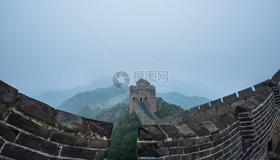 晨雾中的长城图片