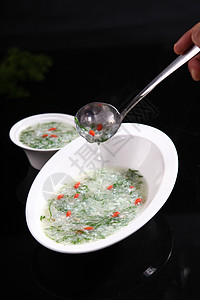 枸杞海带汤中餐舀汤高清图片