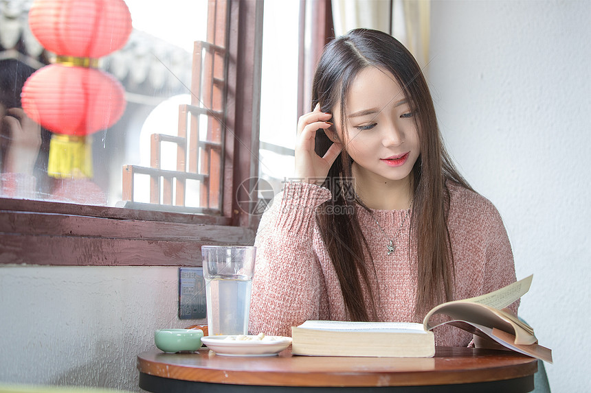 茶楼里的小青新粉色毛衣美女图片