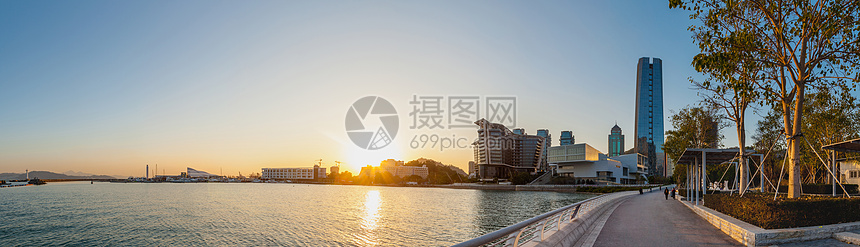 温暖阳光中的港湾全景图片