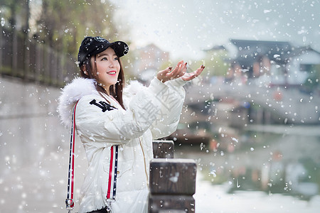 雪景中的白衣女孩背景