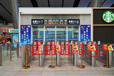 北京火车站赶火车的人背景图片