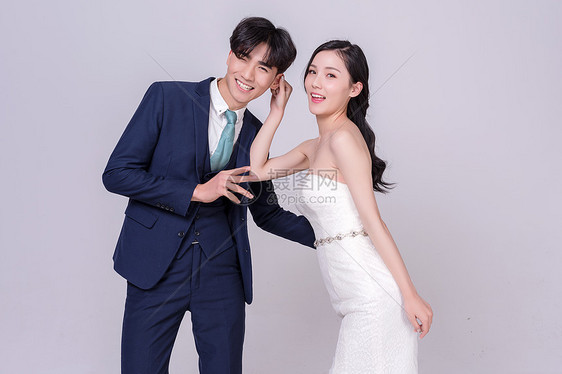 女生揪男生耳朵打闹