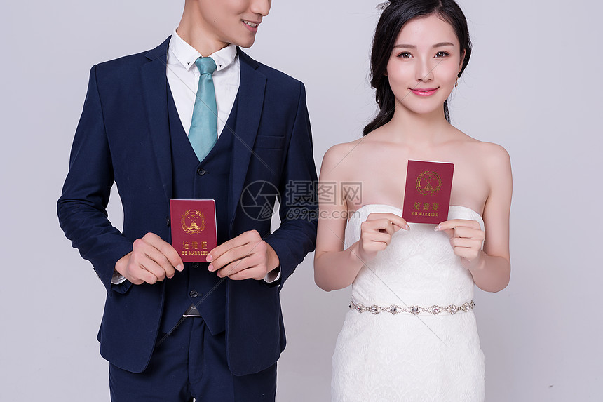 情侣婚纱手持结婚证图片