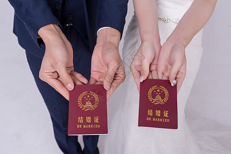 手持护照情侣婚纱手持结婚证背景