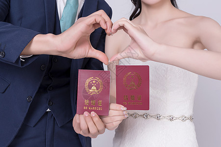 手持护照情侣婚纱手持结婚证背景