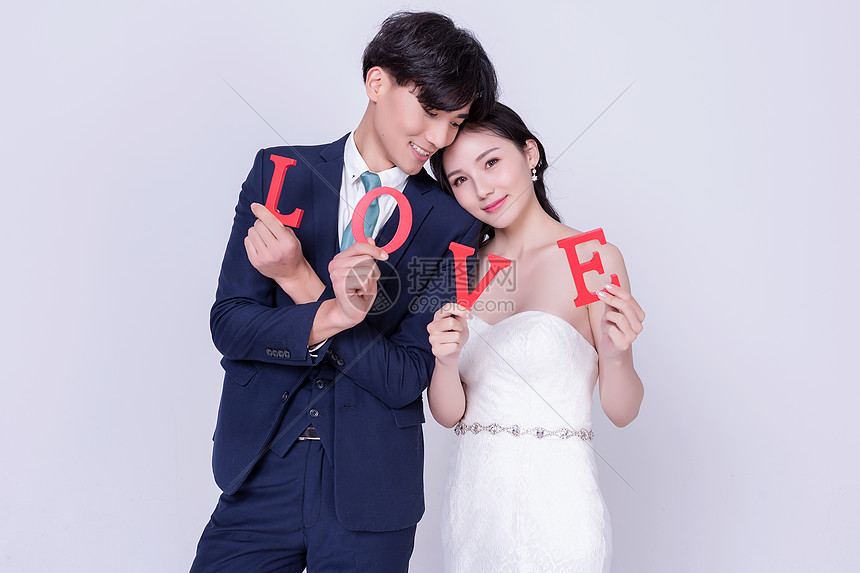 520情侣婚纱手持love字母图片