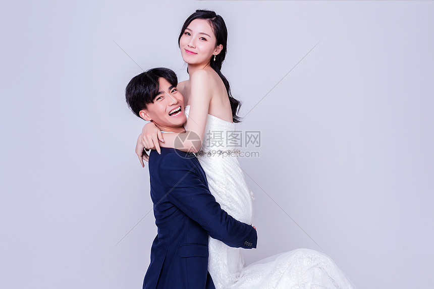 情侣婚纱男生抱女生图片