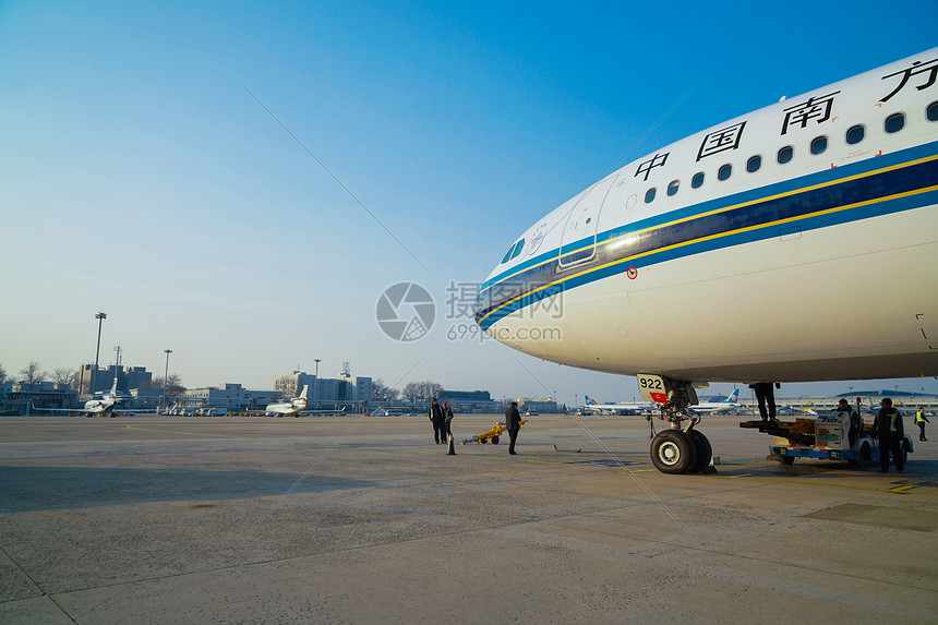 机场跑道特写：喜庆团圆，中国年飞机头部图片