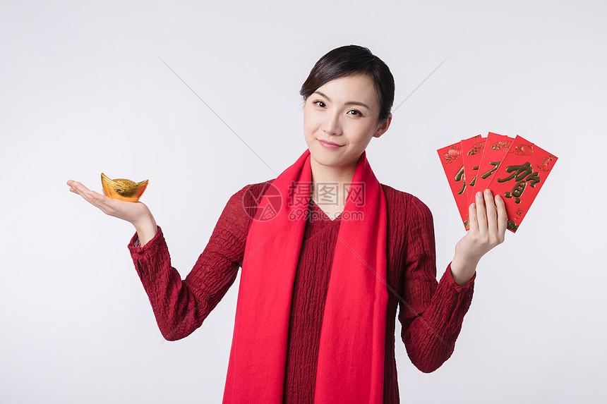 新春汉服美女手拿红包