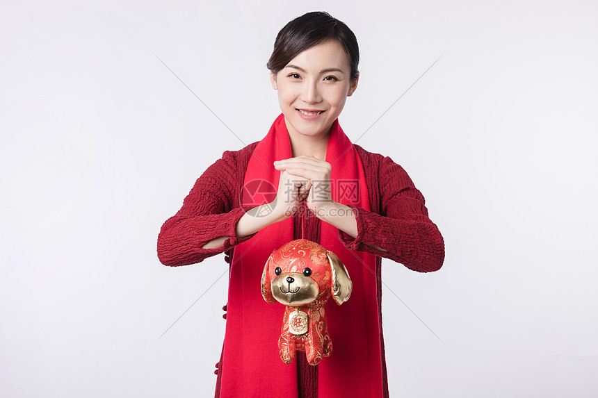 狗年汉服美女手拿玩偶拜年图片