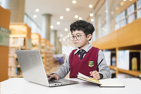 认真学习的孩子高清图片