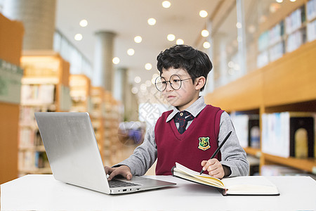 认真学习的孩子图片