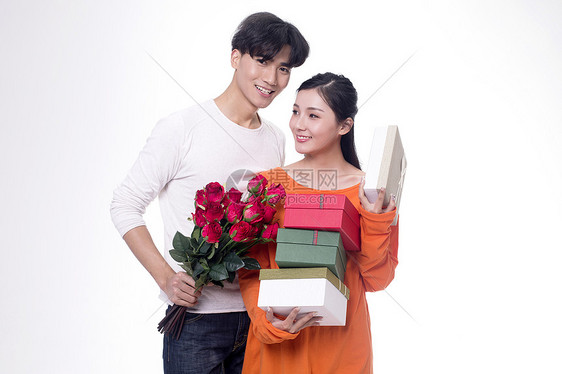 男生给女生送花送礼物图片
