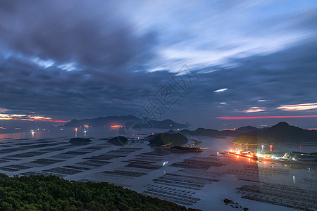 门型架黎明时分的大海与码头背景