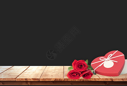 木板上的情侣杯背景图片