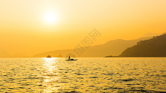 父子剪影夕阳中海面船只与远山剪影背景