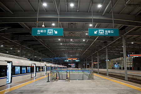 高铁车站的出入口背景图片