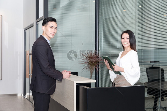 公司前台接待商务人士