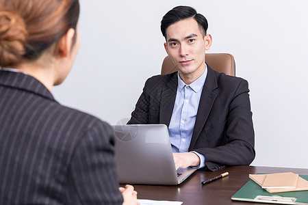 商务男性正在面试的职场人士背景