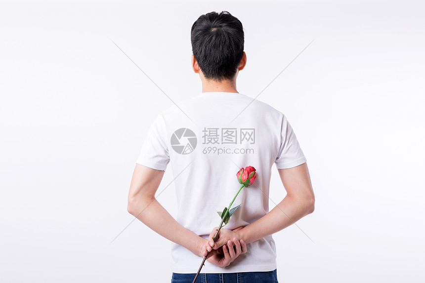 手拿玫瑰花的男性背影图片