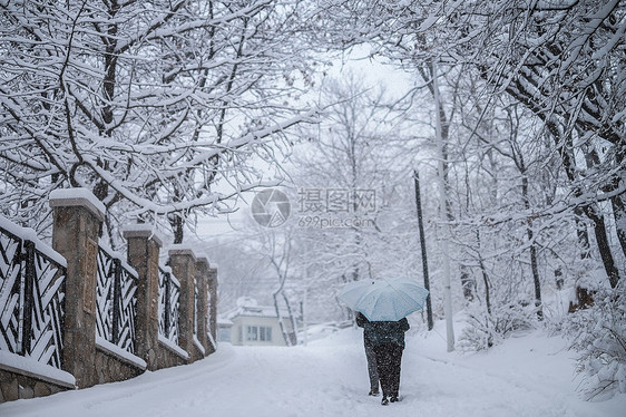 冬天在大雪中行走的人图片