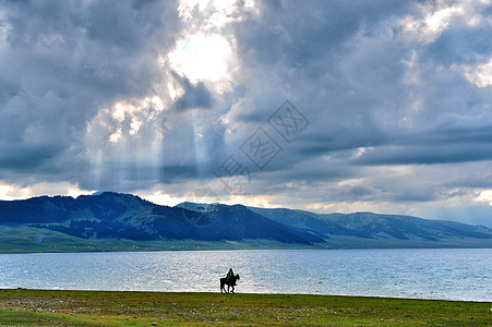 清晨草原新疆赛里木湖草原羊群骑马的人背景