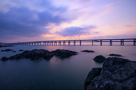 朝霞下的跨海大桥背景图片