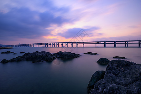 朝霞下的跨海大桥图片