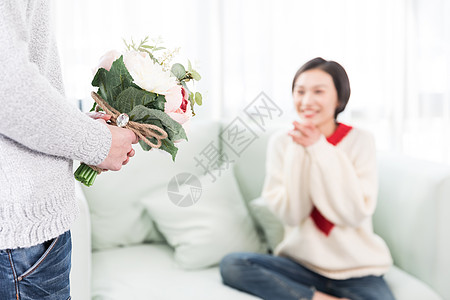 爱笑的女生开心地收到花的女生背景
