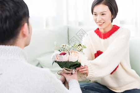 开心地收到花的女生图片