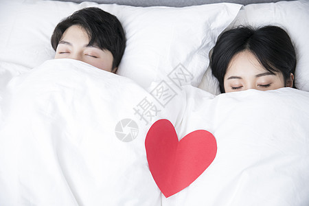 躺在床上的情侣背景图片