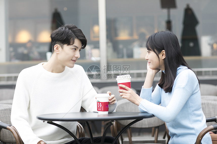 咖啡厅外的情侣情人节人物