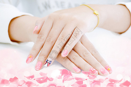 女性指甲粉色美甲设计图片