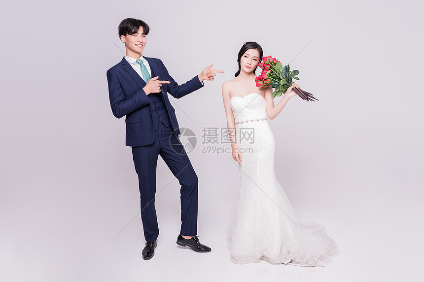 情侣婚纱手持玫瑰花图片