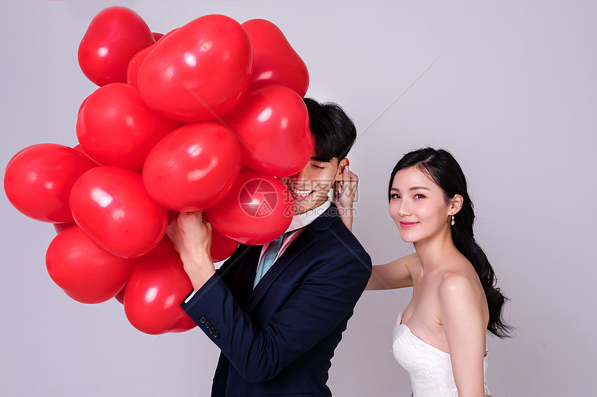 情侣婚纱女生揪男生耳朵