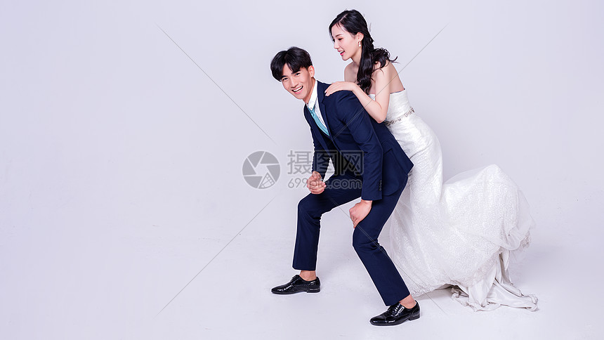 情侣婚纱男生背女生图片