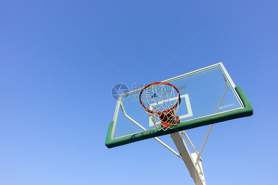 蓝天下的篮球架图片